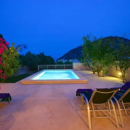 Villa Sleeps 8 Pool Air Con Wifi